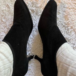 Stuart Weisman black suede heel.Please note small stitching area is loose